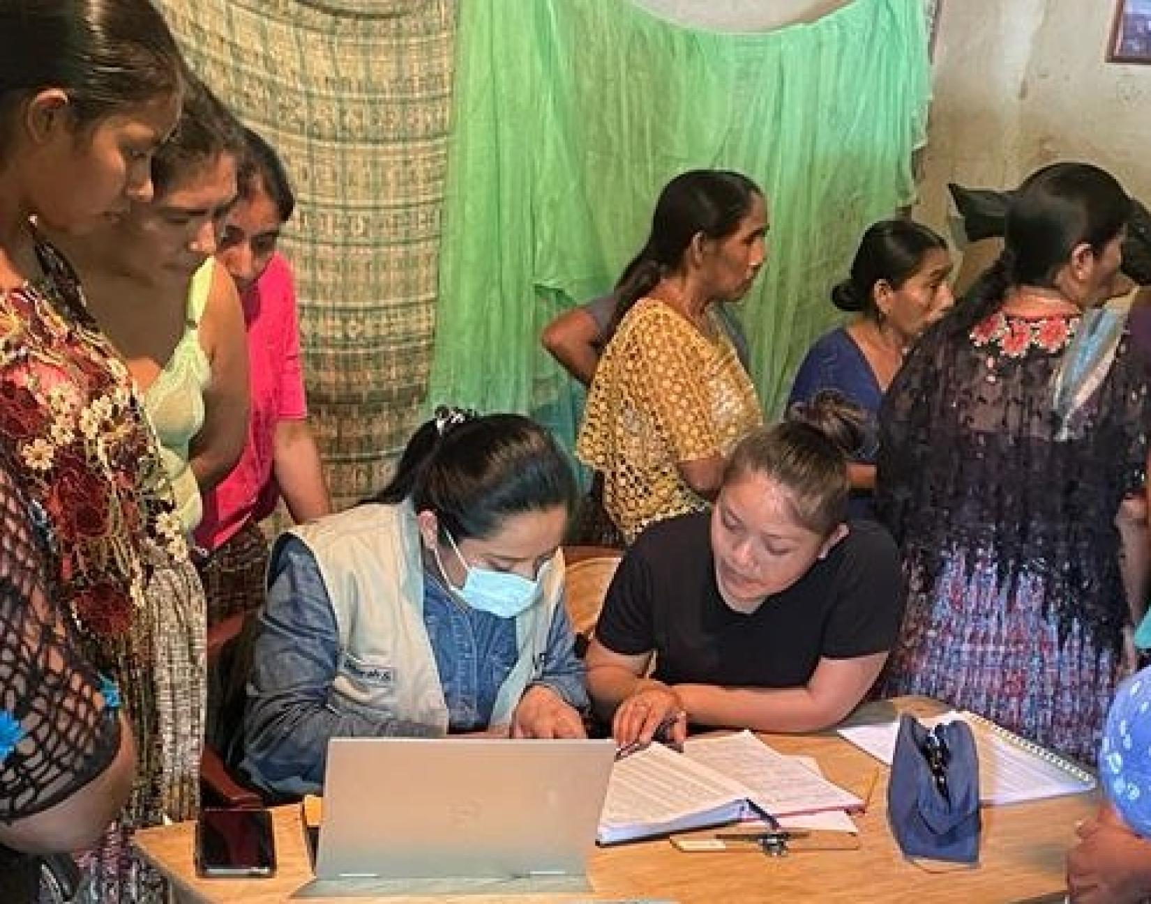 Foto: WFP GT. Doris Gómez, tercera de izquierda a derecha, es la presidenta de uno de los grupos de ahorro y crédito de la aldea Chamaiq
