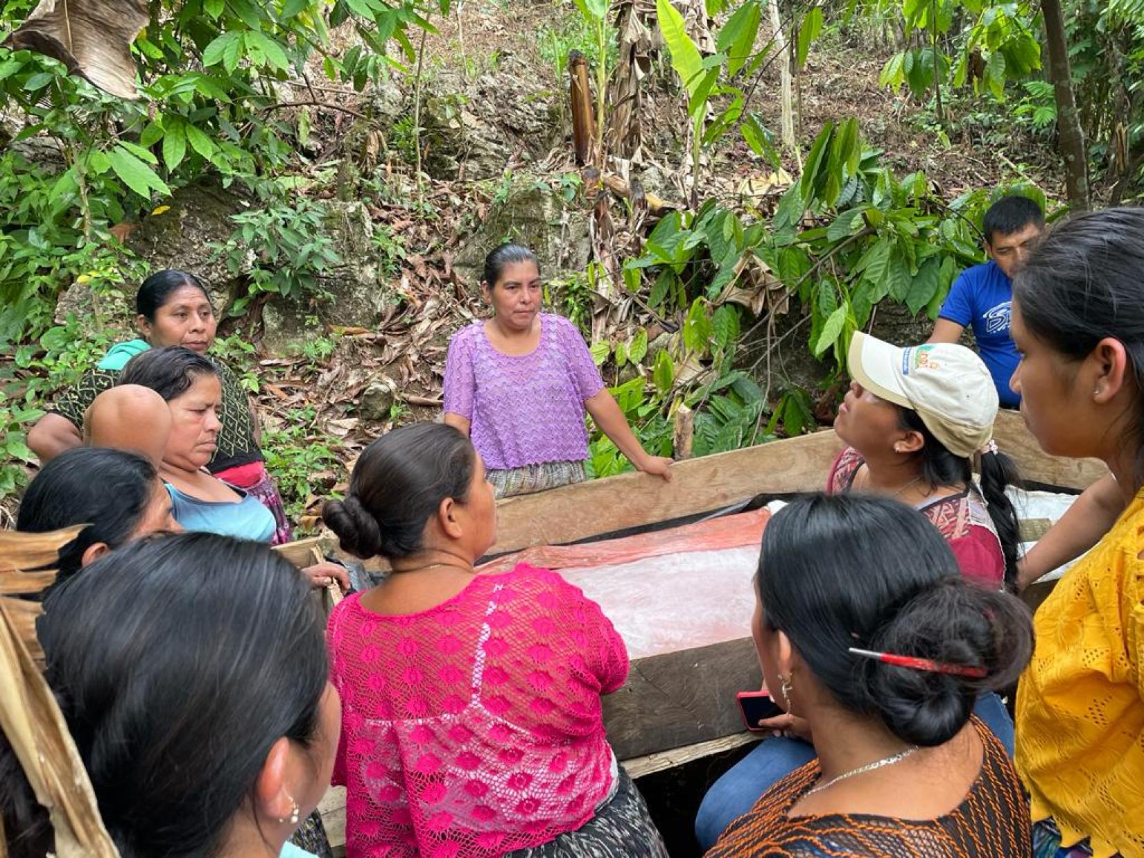 María Chomo, al centro, pertenece a uno de los grupos de mujeres que ya realizan trabajos de preparación agrícola. Foto WFP GT