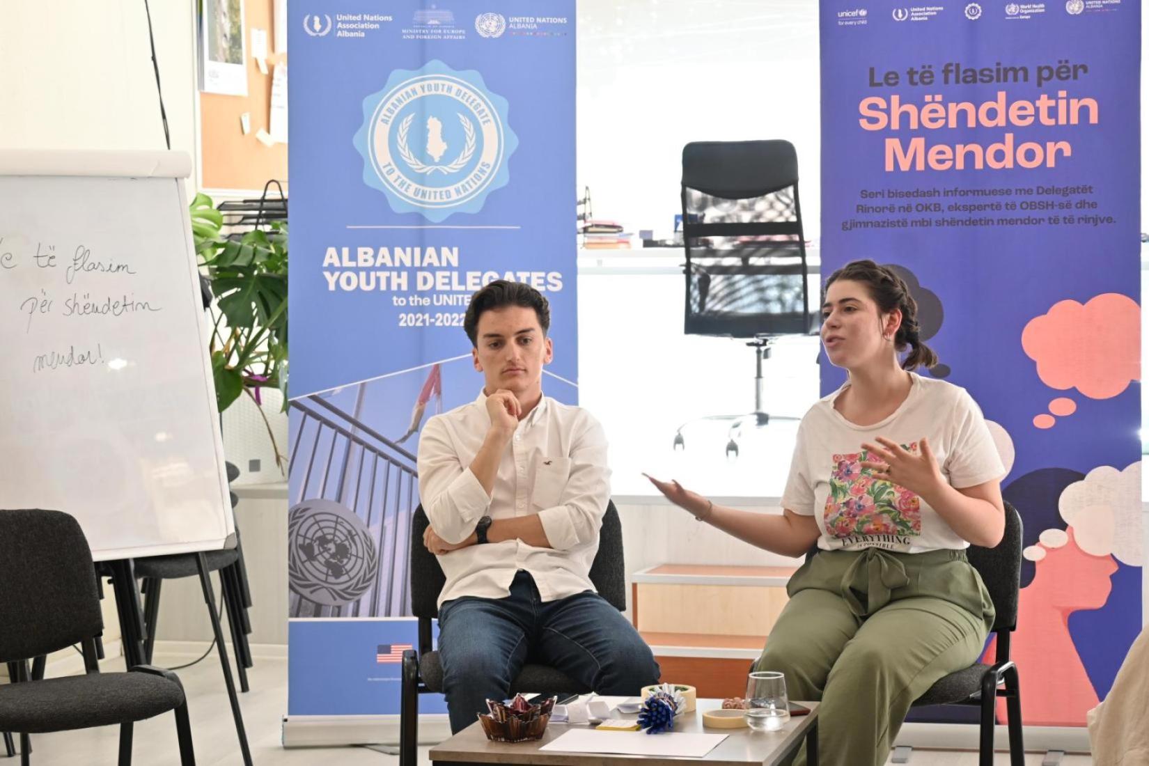 Imagen un joven y una mujer se sientan en un escenario hablando Pie de foto: La ONU en Albania se ha asociado con la Capital Europea de la Juventud de Tirana, bajo el Foro Europeo de la Juventud, para involucrar a más jóvenes en los ODS. Foto: © ONU Albania