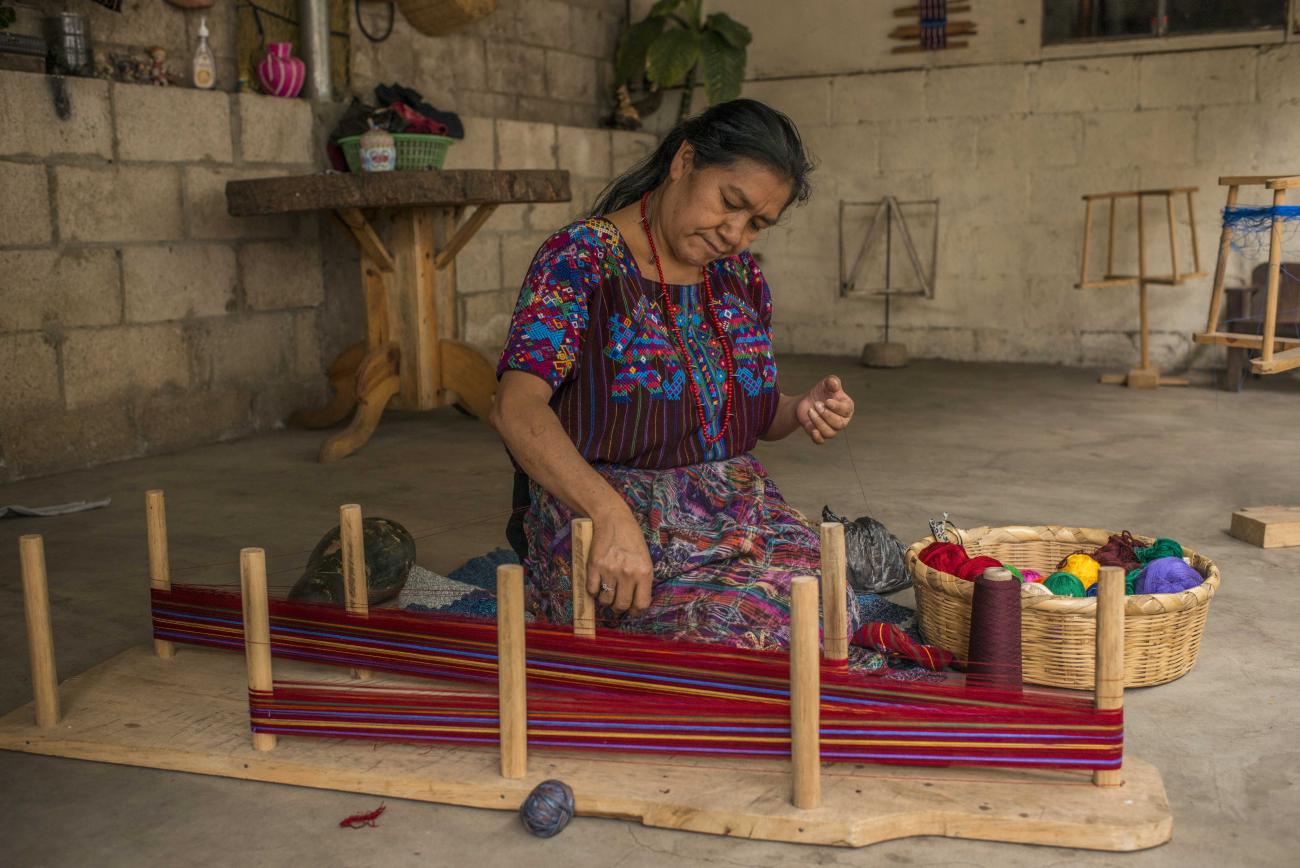 Mujer del altiplano guatemalteco, trabajando en el arte de tejer.