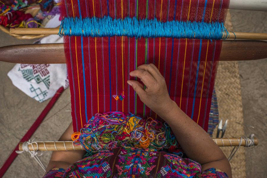 Mujer del altiplano guatemalteco, tejiendo.