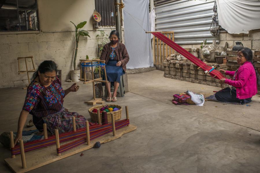 Mujeres del altiplano guatemalteco, trabajando en el arte de tejer.