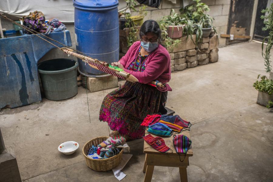 Mujer del altiplano guatemalteco, tejiendo.