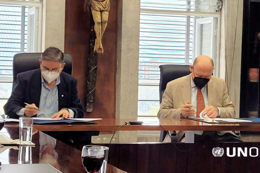 Firma del acuerdo entre el Rector de la Universidad Rafael Landívar de Guatemala, Padre Miquel Cortés Bofill, S.J.  y el director de UNOPS en Guatemala, Sr. Andrea Calvaruso. 29 de marzo, 2022