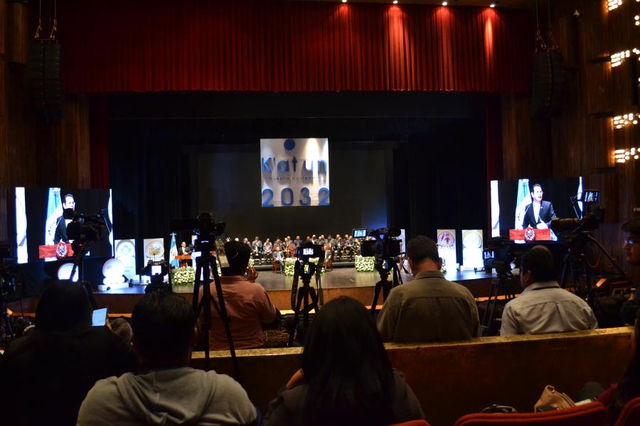Altas autoridades del Estado de Guatemala presentando los compromisos con los ODS, como parte de Katun 2032, el Teatro Nacional