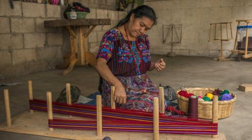 Mujer del altiplano guatemalteco, trabajando en el arte de tejer.