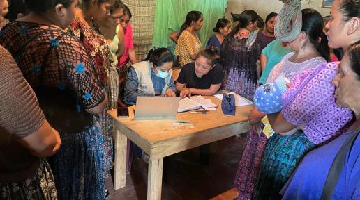 Foto: WFP GT. Doris Gómez, tercera de izquierda a derecha, es la presidenta de uno de los grupos de ahorro y crédito de la aldea Chamaiq